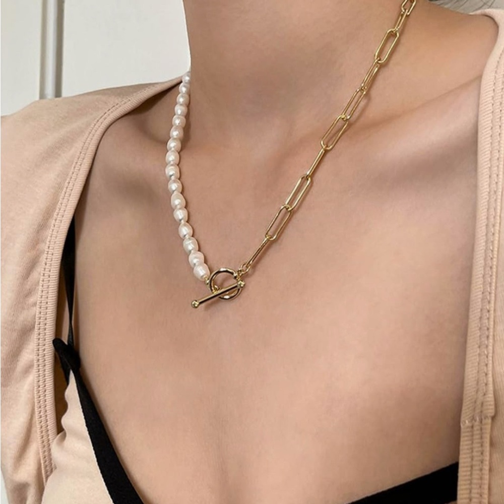 Elegant Gold and Pearl Necklace